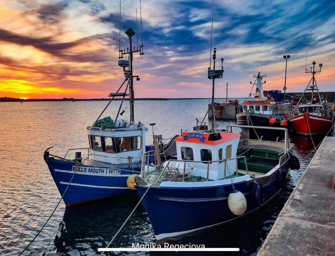 Seascape On The Edge Of Town: 4 Beds All Ensuite. Belmullet Exterior photo