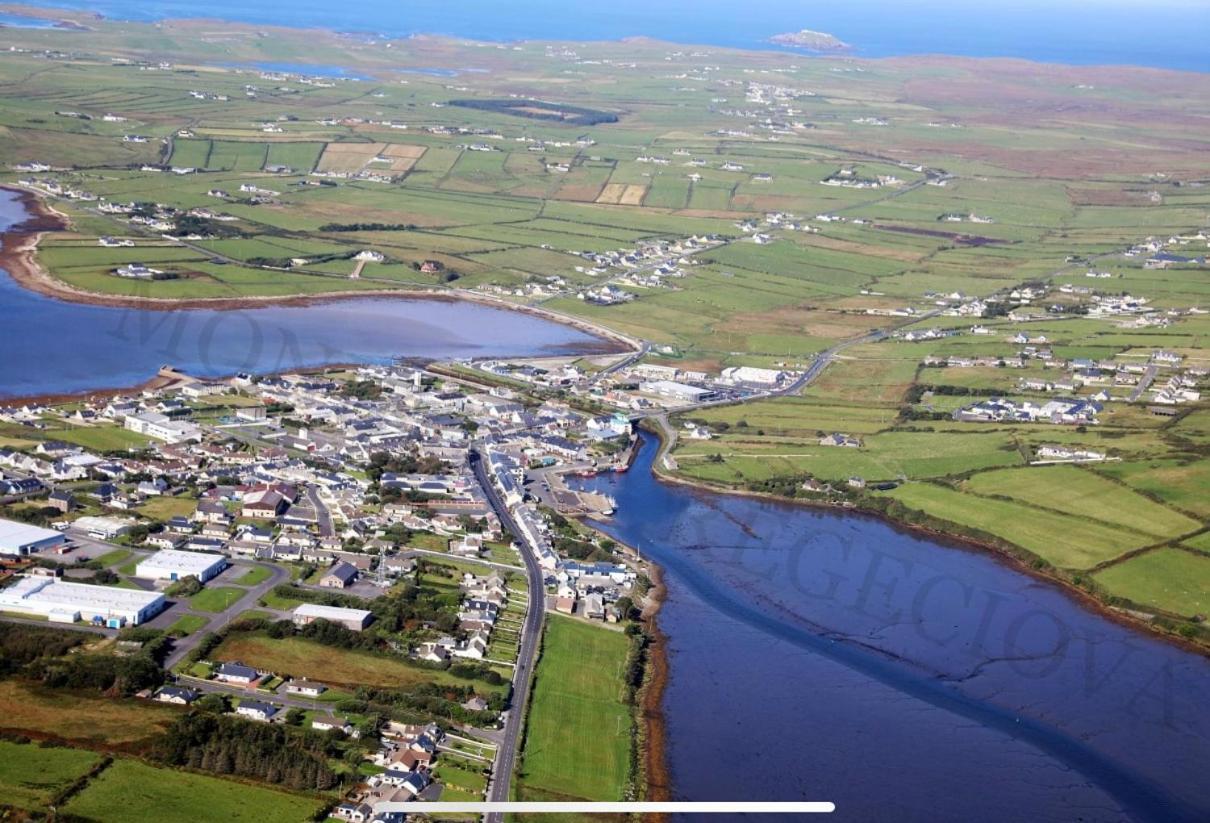 Seascape On The Edge Of Town: 4 Beds All Ensuite. Belmullet Exterior photo